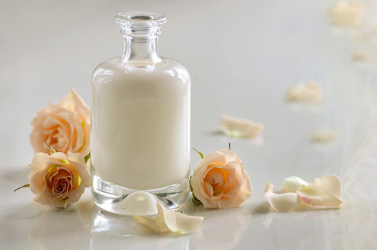 How-to-Bring-Rosewater-Into-Your-Beauty-Routine-Photo3