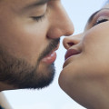 Cómo besa una mujer dependiendo de su signo del zodiaco-MainPhoto