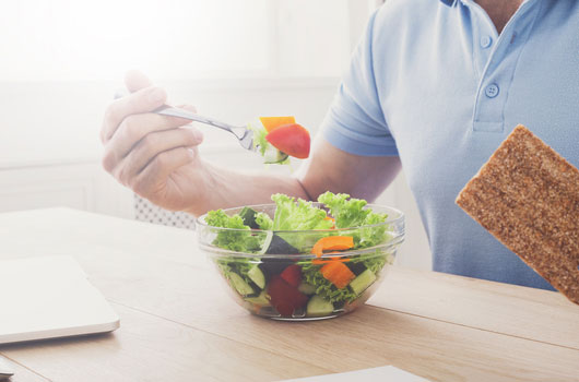 Comer-saludablemente-Cómo-no-dejar-que-la-comida-de-la-oficina-arruine-tu-cuerpo-Photo00