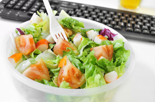 Comer-saludablemente-Cómo-no-dejar-que-la-comida-de-la-oficina-arruine-tu-cuerpo-Photo02