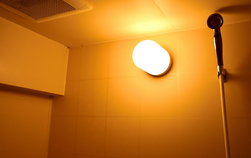 お風呂の電球交換で失敗しない！Led選びの落とし穴とカバーが開く裏ワザ
