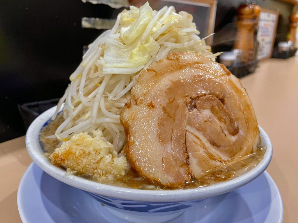 二郎系ラーメンの魔力と真実！初心者も安心のコール手順と中毒性の正体