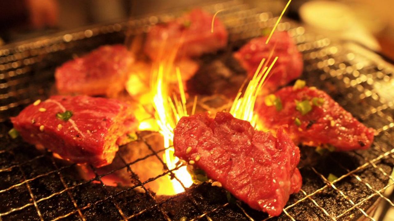 炭火焼肉が劇的に旨い理由とは？ガス火との違いと2026年の名店