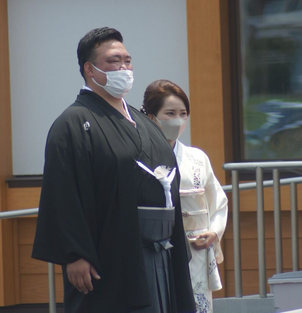 稀勢の里の奥さんは誰？妻の年齢・経歴や馴れ初めと現在の女将さん評判