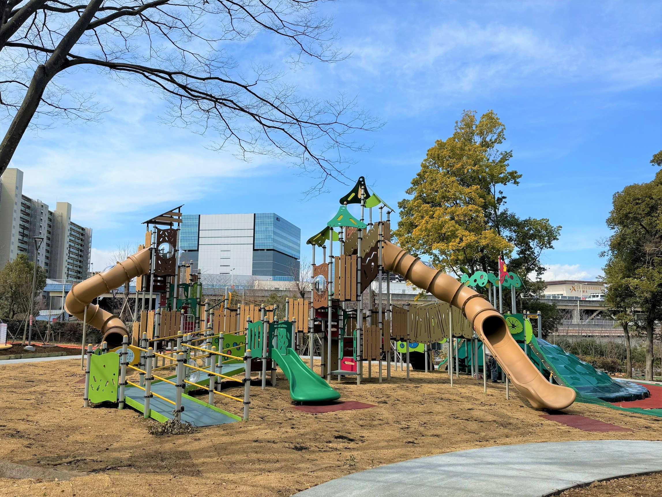 子供が熱狂する注目の遊具広場！大型アスレチックと無料穴場を徹底解説