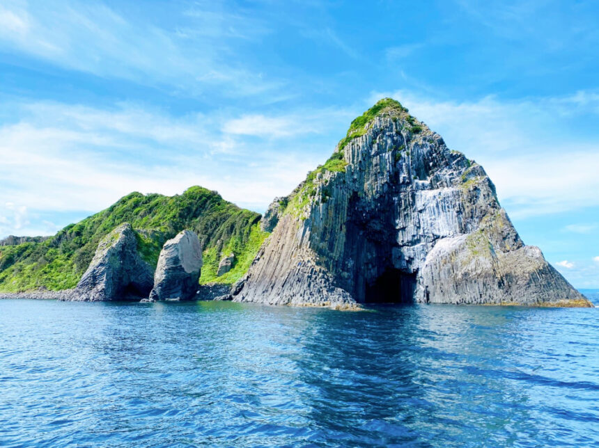 【2026年現地ルポ】糸島「芥屋の大門」が拓く新しい旅の形。柱状節理の洞窟と「トトロの森」を巡る最新環境・アクセスガイド
