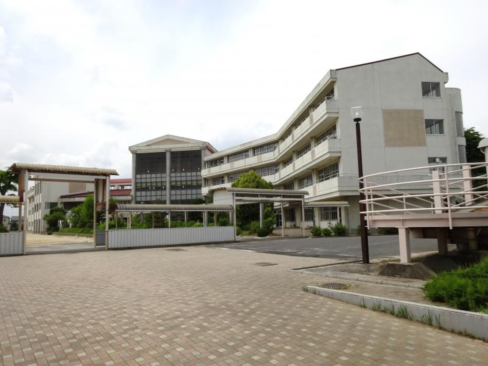 吉川東中学校のリアルな評判と口コミ！進路実績や部活の最新事情を解説