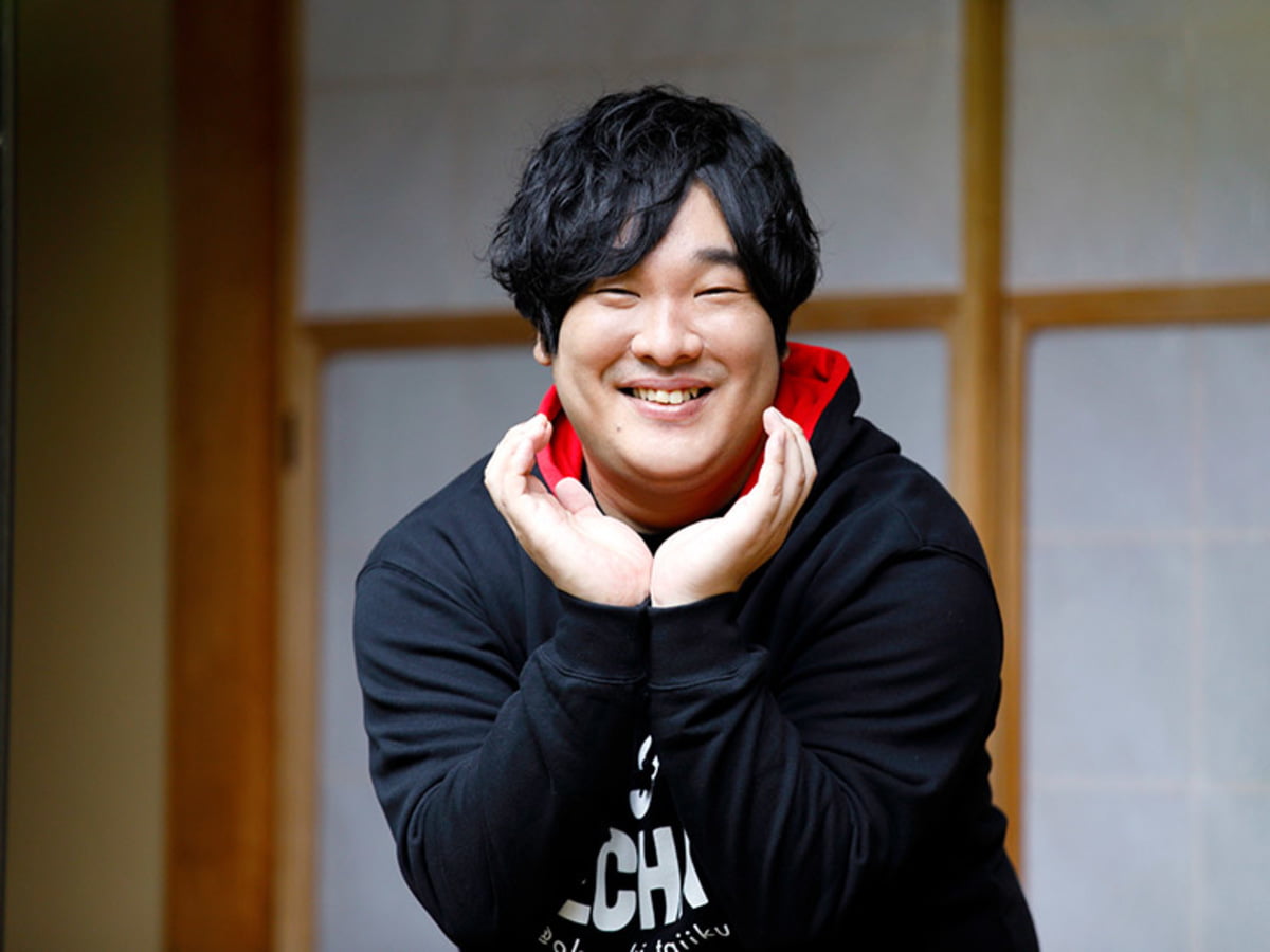 メジャーデビュー10周年の真実——岡崎体育はなぜ日本のエンタメ界で「唯一無二の異能」であり続けるのか？
