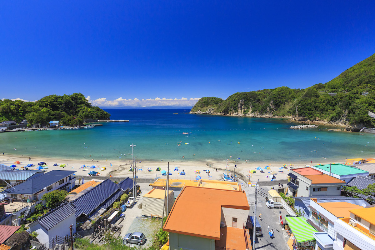 東洋のコートダジュール岩地海水浴場！透明度と2026混雑回避術