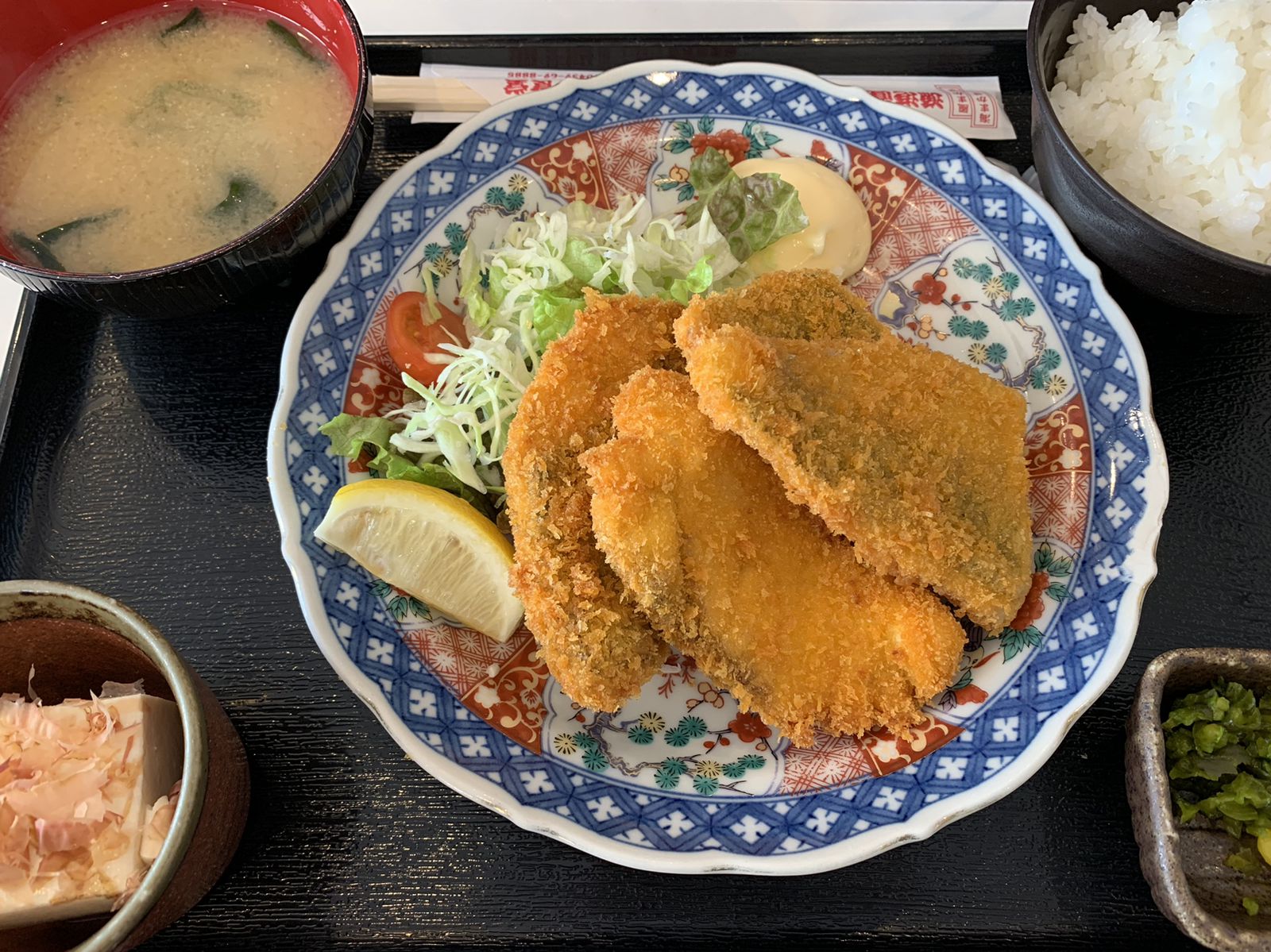 【2026年最新】行列が絶えない房総の超人気店「金谷食堂」はなぜ人々を魅了し続けるのか？黄金アジと東京湾の絶景が織りなす極上グルメ旅の現在地