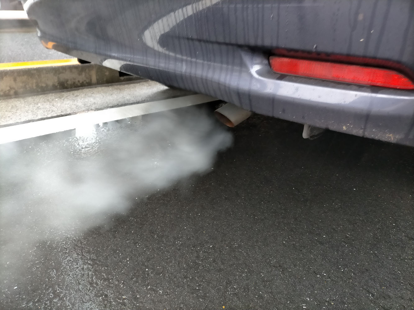 マフラーの白煙は水蒸気か故障か？放置で数十万の出費を防ぐ危険サイン