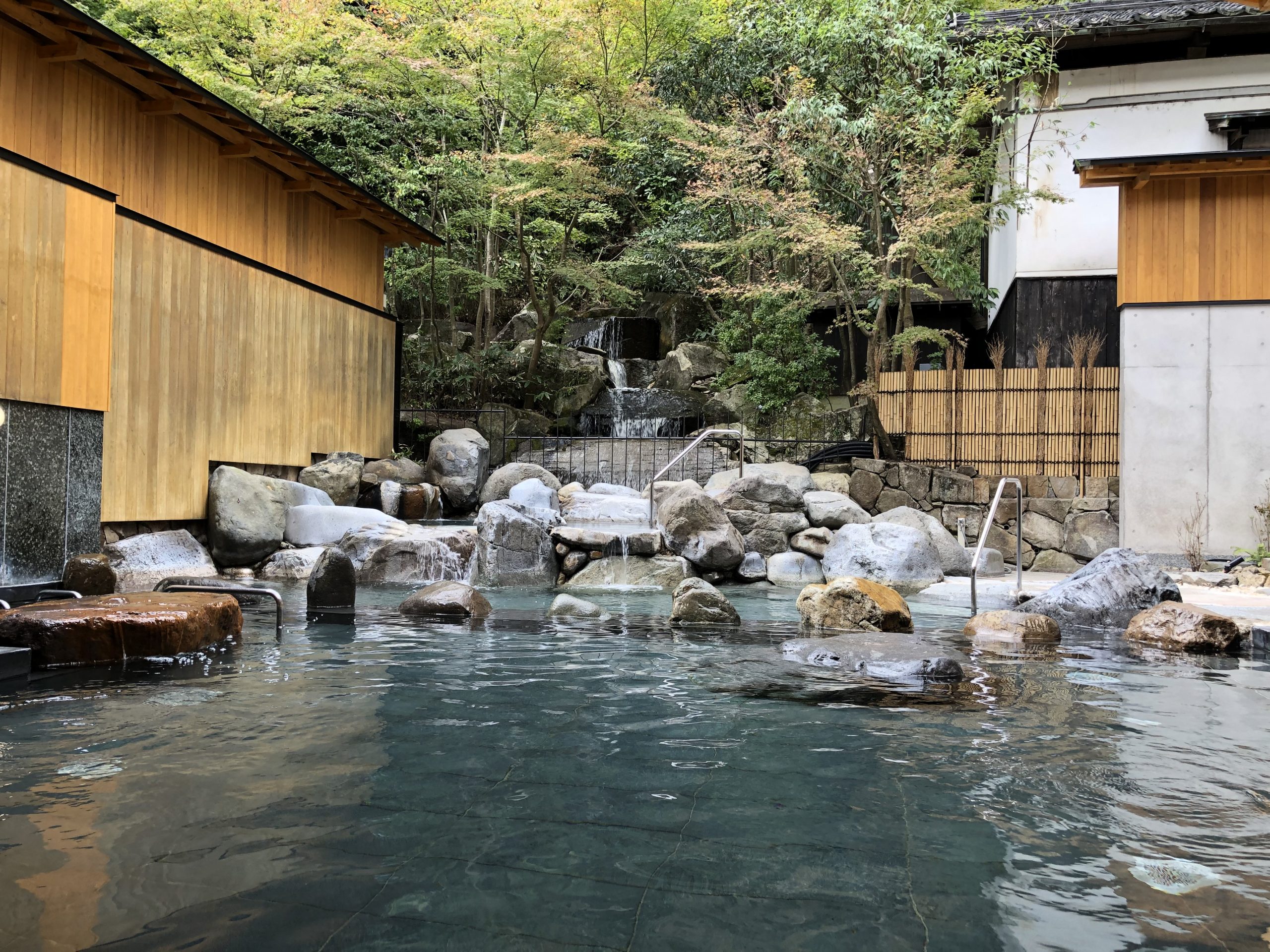 城崎温泉「御所の湯」2026攻略！滝の絶景露天風呂と混雑回避術