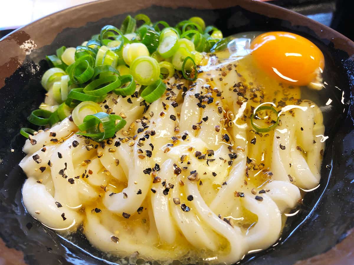 香川・高松の奇跡「釜バターうどん」行列はなぜ途切れないのか？2026年も熱狂が続く伝説店の真実
