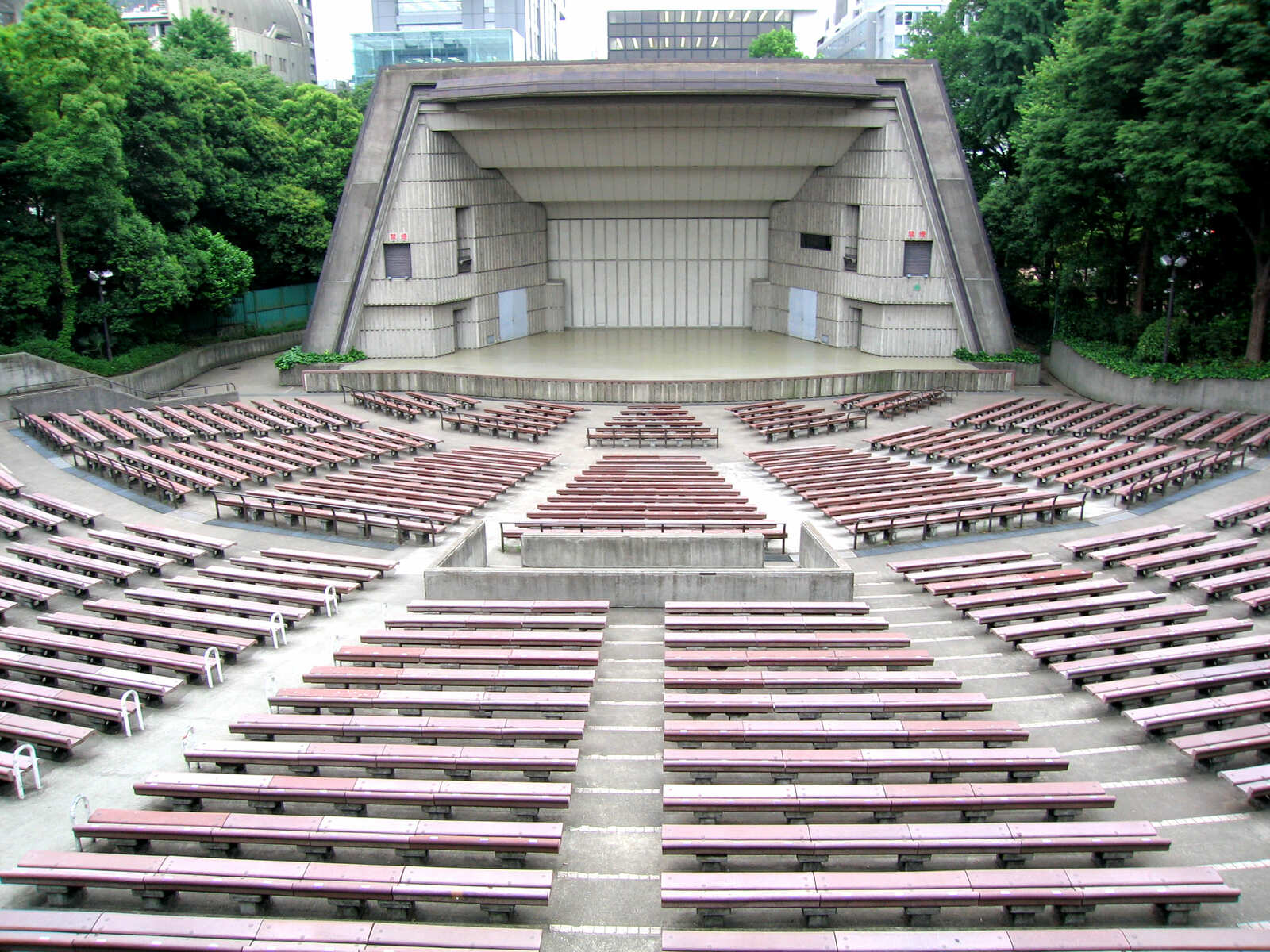 日比谷野音建て替えの真相と2026動向｜座席・キャパ・雨対策を徹底解説