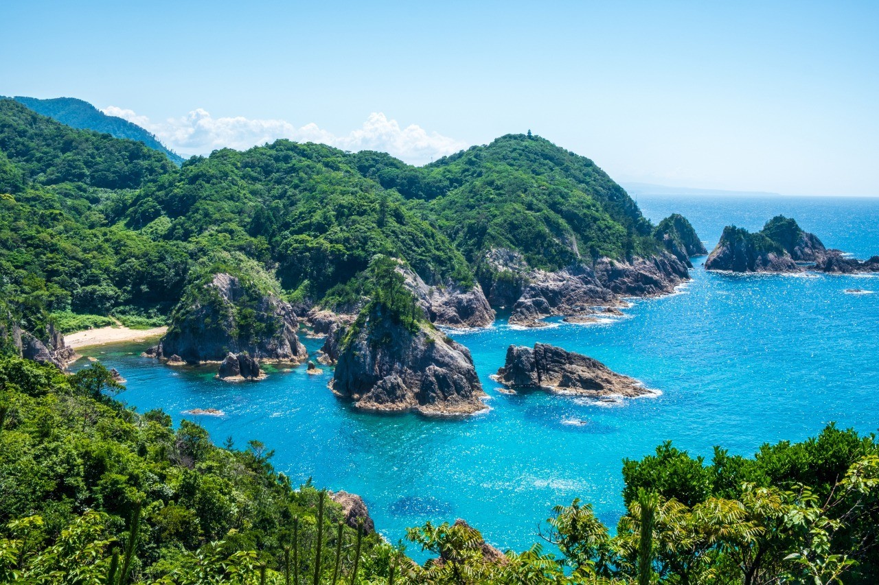 浦富海岸が青く輝く理由とは？2026年最新の絶景＆観光完全ガイド