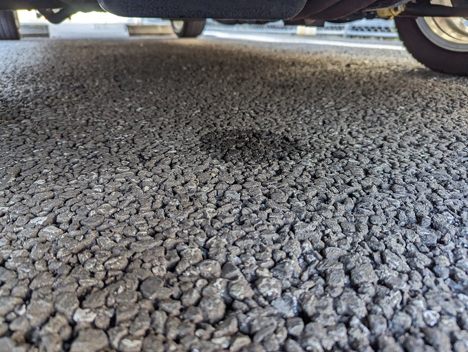 車の下にオイル漏れ？地面のシミの正体と走行可否・修理費を徹底解説