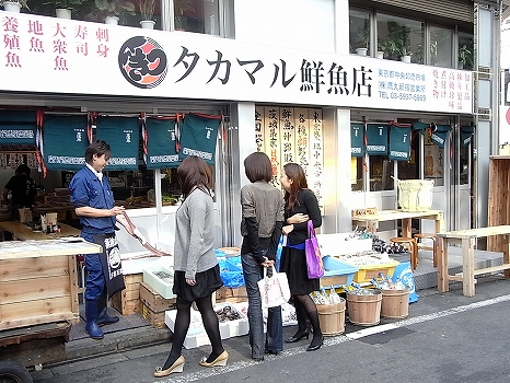 タカマル鮮魚店本館の真価！爆盛り海鮮丼と混雑回避・予約術【2026】