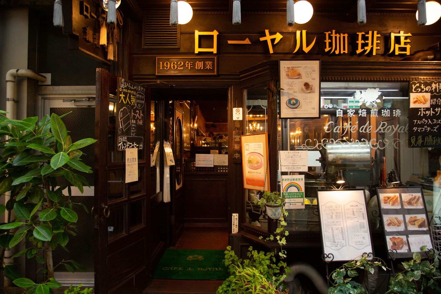 浅草ローヤル珈琲店の魅力解剖｜名物ホットサンドと行列の真相に迫る