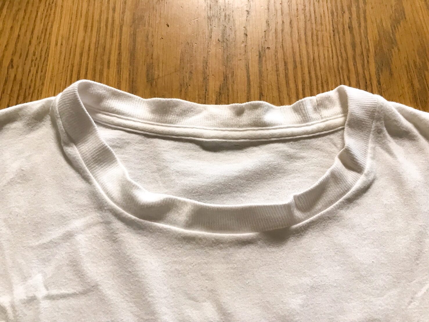 Tシャツ首元のよれを完全復活！氷水とアイロンの裏ワザ＆予防決定版