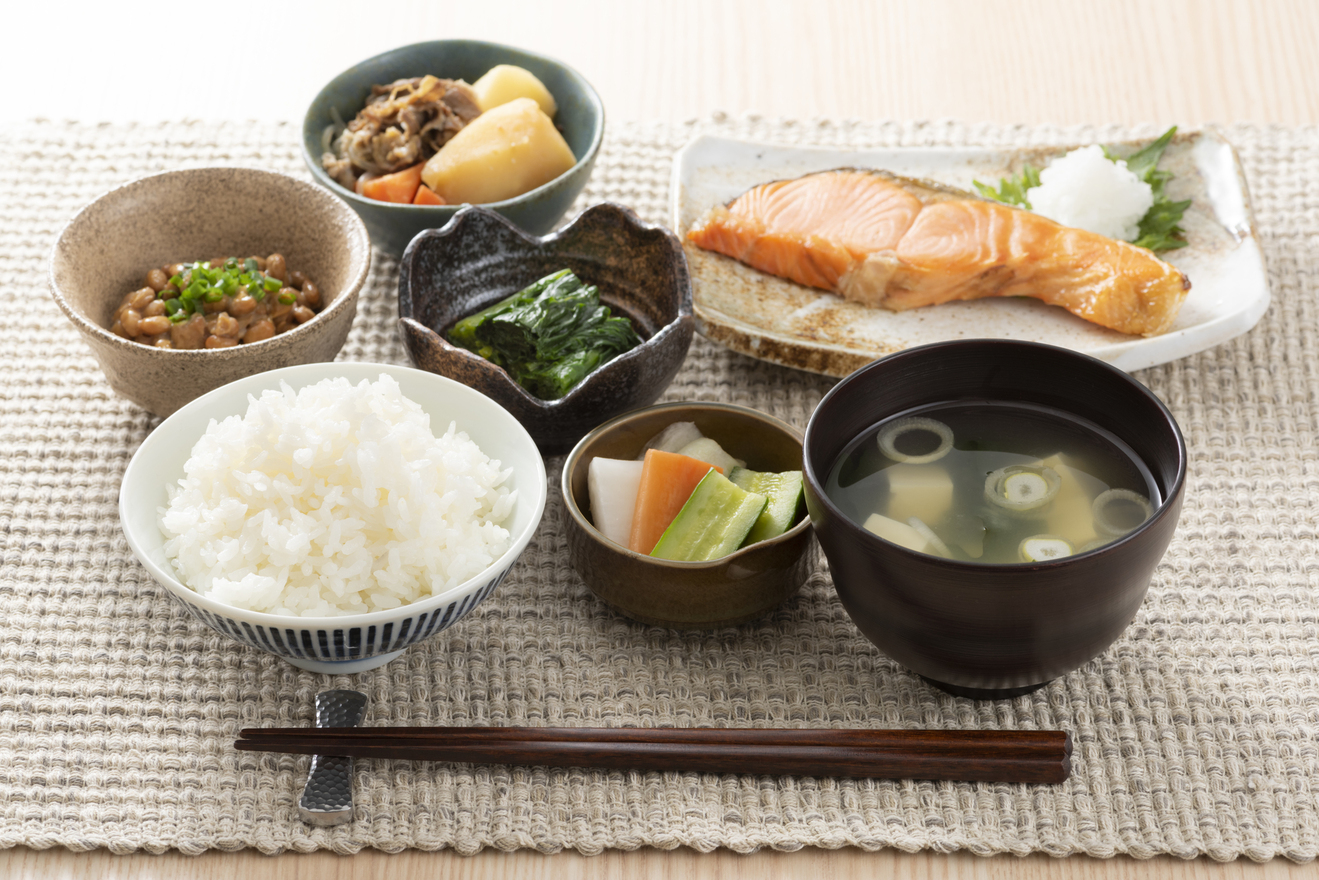 ご飯の位置はなぜ左？右がNgな理由と和食配膳の正しいマナー