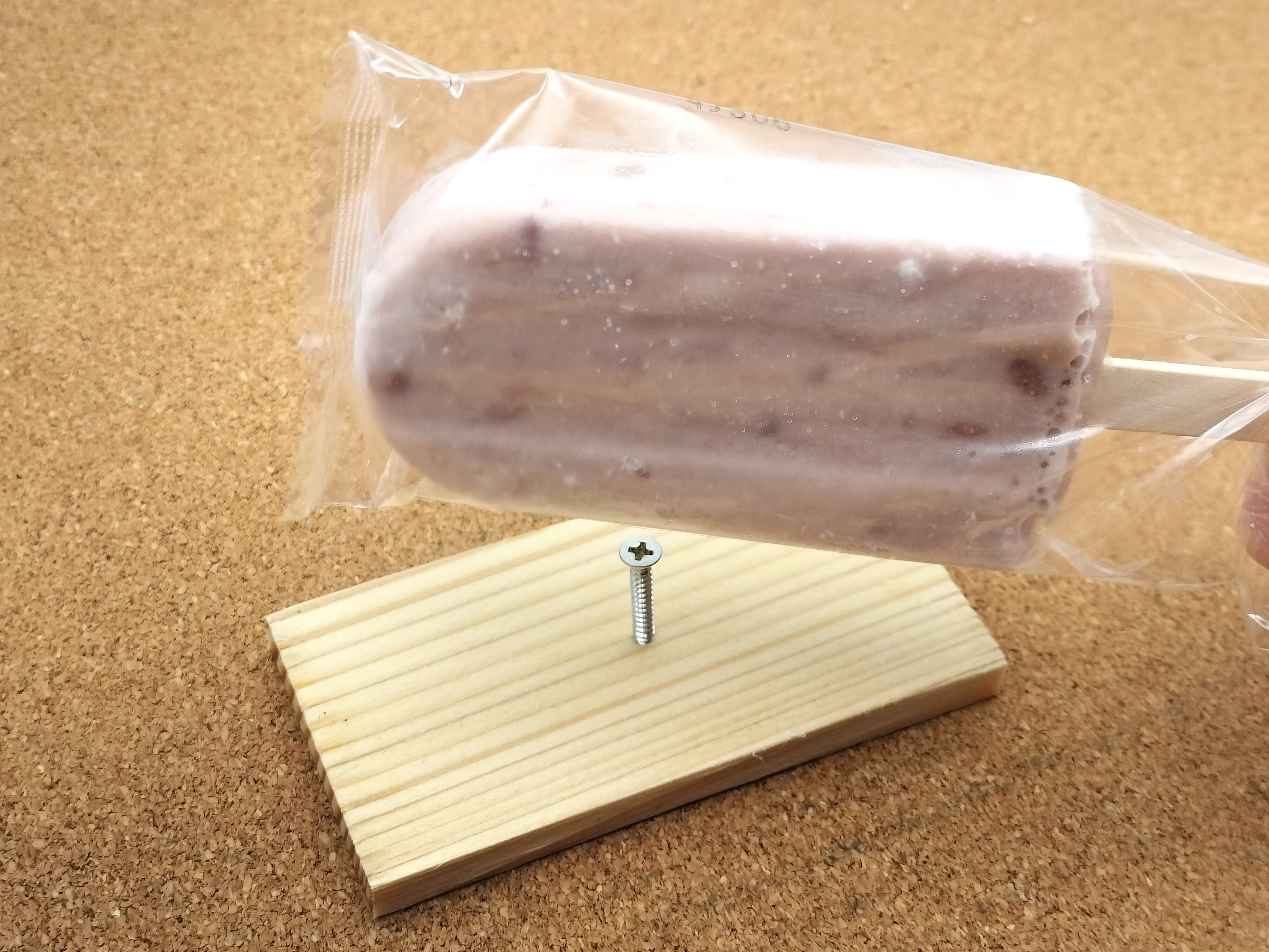 あずきバーはなぜ凶器並みに硬い？無添加製法の秘密と安全な食べ方