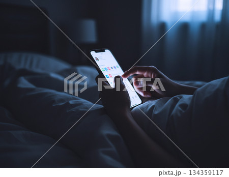 ベッドの中の数分が光を奪う？「スマホ失明」の真実と、2026年に急増する若年性視覚障害の盲点