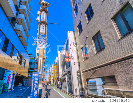 【現地ルポ】伝統とグローバルが交差する「神楽坂 Co&Co ビル」が変える、東京の新たなコミュニティの形