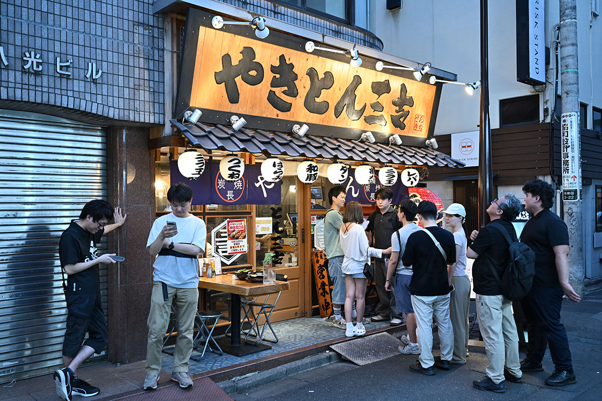 神田「やきとん三吉」が呑兵衛を魅了する理由！名物レバーと混雑の真相