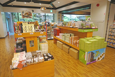 琵琶湖の絶景コンビニが変貌？「ローソン 琵琶湖大橋東詰店」が仕掛ける2026年の新たな観光公害対策と地域共生の実態