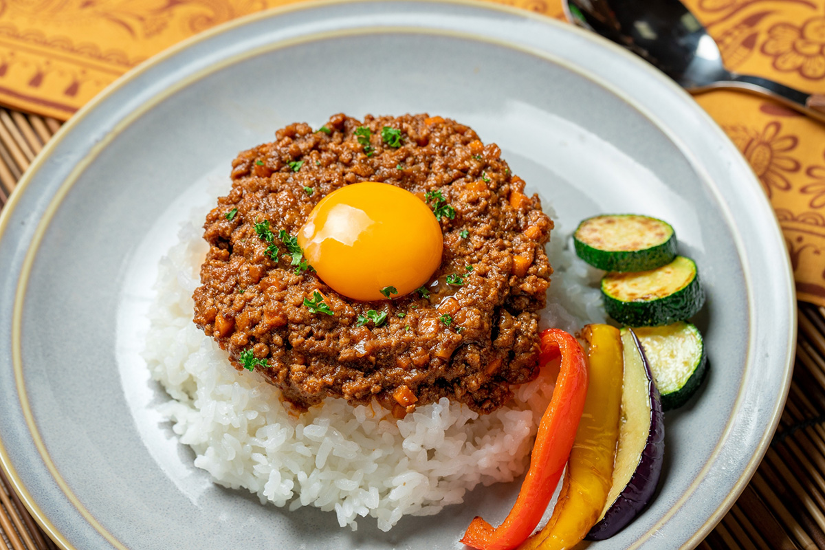 実は全く別物？ドライカレーとキーマカレーの決定的な違いと見分け方