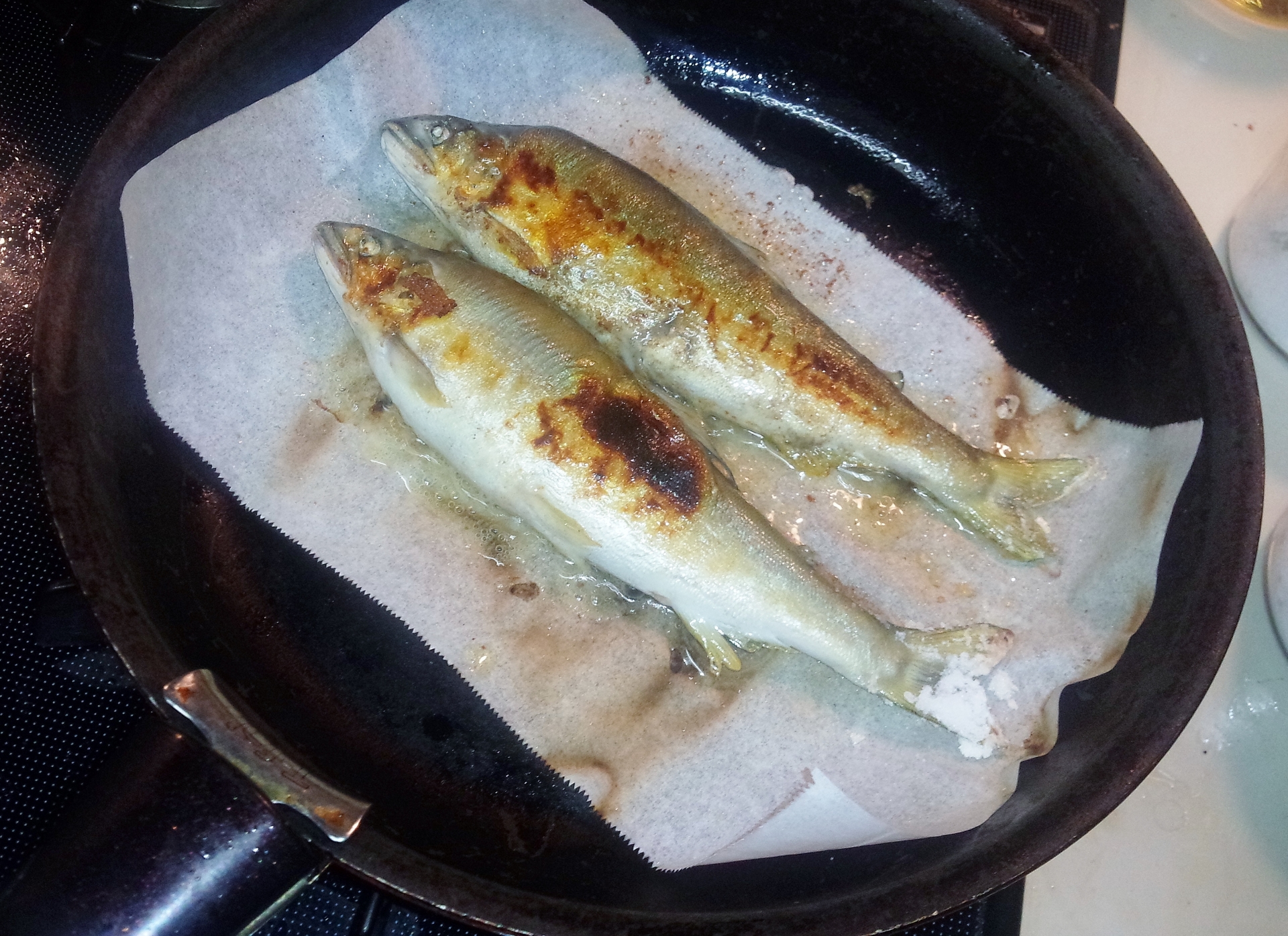 フライパンで魚を焼く裏ワザ公開！皮パリ身ふっくら失敗ゼロの極意