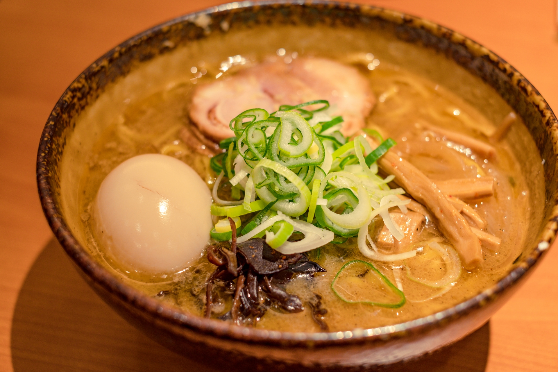 世田谷発・一杯の丼が放つ「鶏とトリュフ」の官能。2026年、なぜこの店は世界中のフードフリークを魅了し続けるのか？