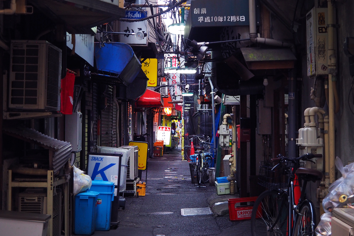 なぜ人は路地裏の名店に惹かれる？気になる治安の真相と魅力を徹底解説