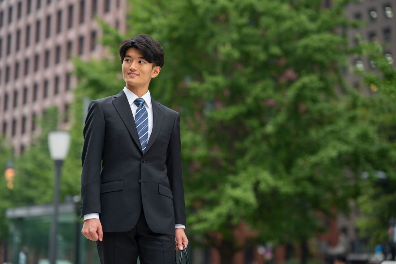大学入学式スーツは就活と兼用可能？失敗防ぐ色選びと相場の真実