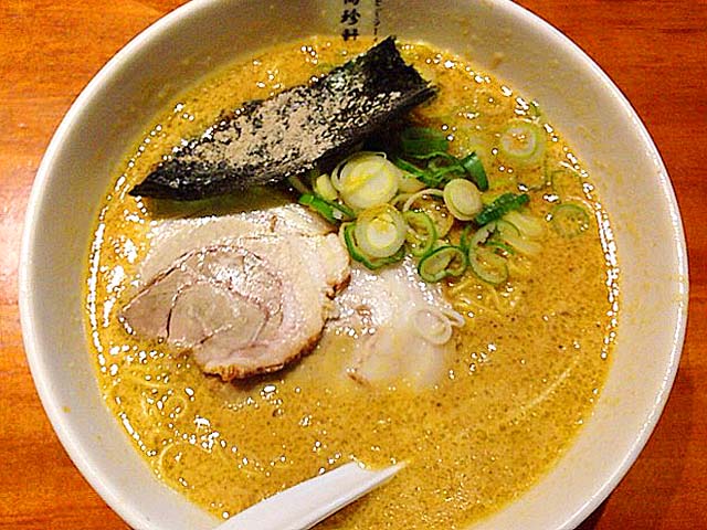 名古屋名物「萬珍軒」玉子とじラーメンの魔力！深夜の行列と黄金スープ
