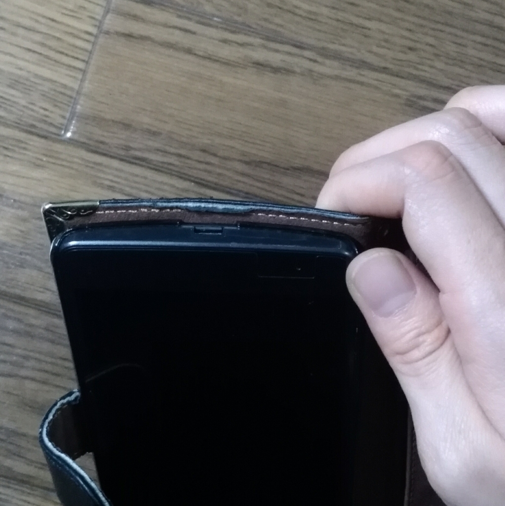 取れないスマホケースを秒で外す裏ワザ！割れ・傷を防ぐ安全な対処法とは