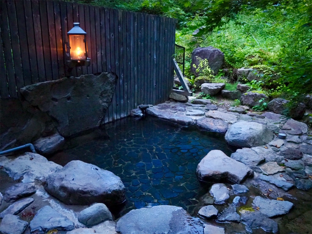 電波も電気もない青森の秘湯「ランプの宿 青荷温泉」に惹かれる理由