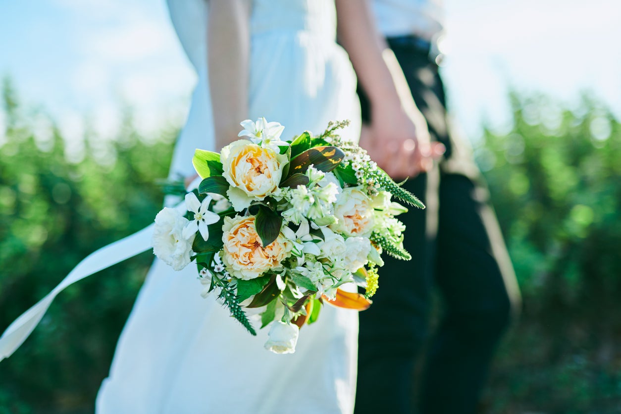 結婚式を親族のみにして後悔？友人の反応と沈黙の披露宴を防ぐ術