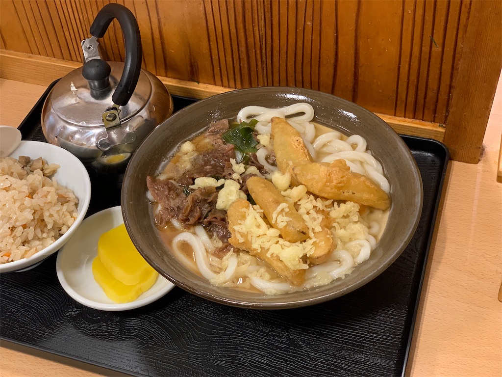 博多駅の牧のうどんはなぜ減らない？人気メニューと注文攻略法【2026】