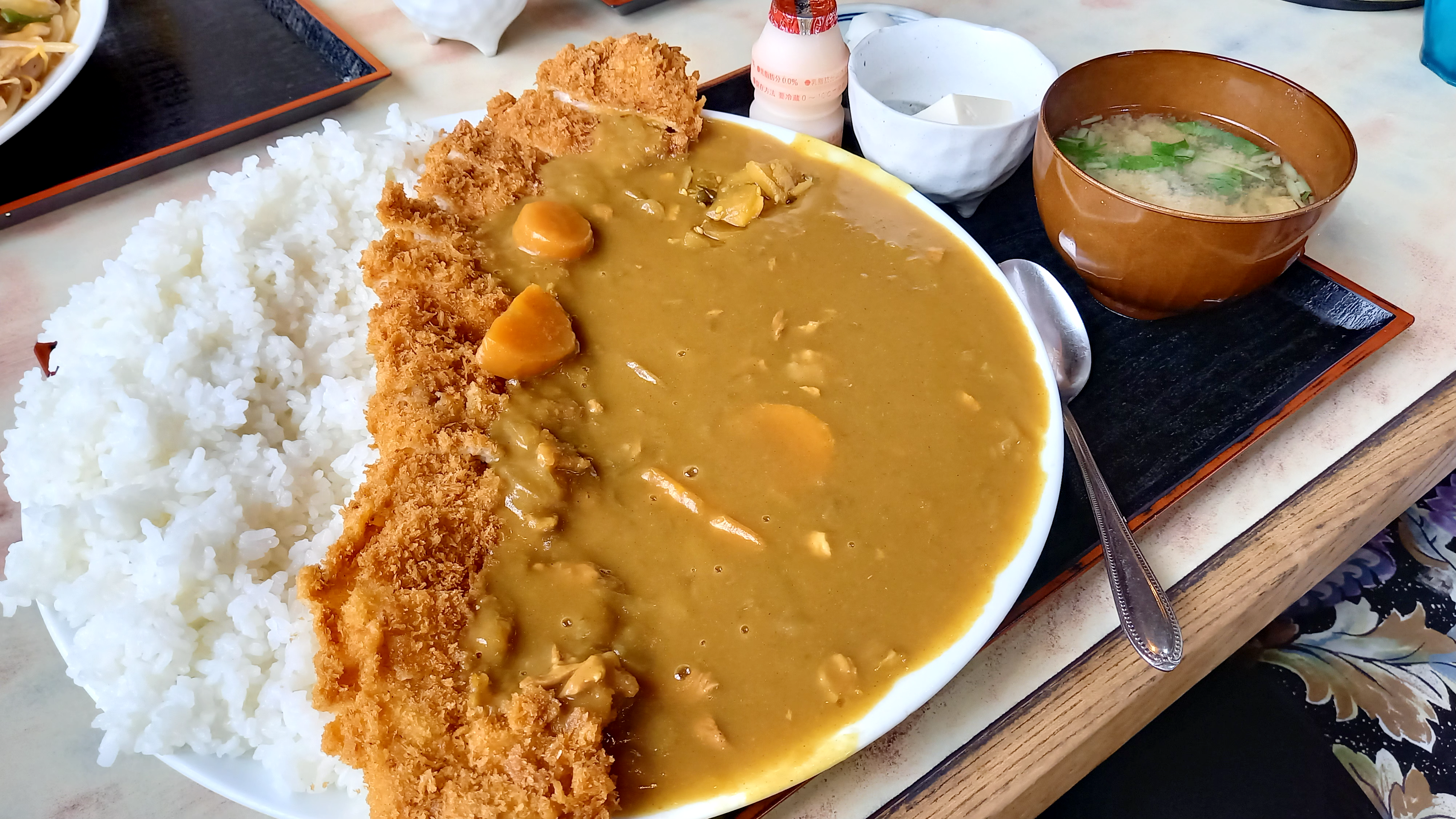 しをみ食堂のデカ盛りは本物？名物カツカレーの評判や驚きのルールを徹底調査！