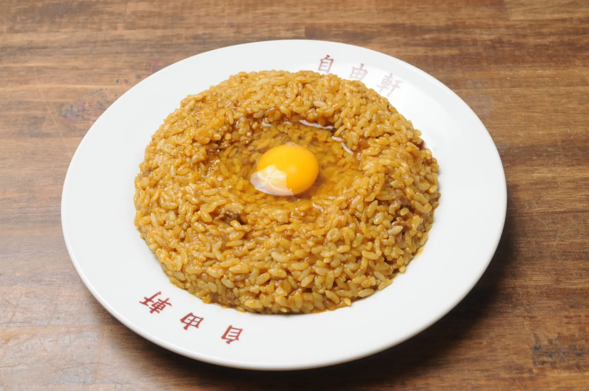自由軒難波本店の名物カレーを徹底解剖！生卵の秘密と老舗の真価