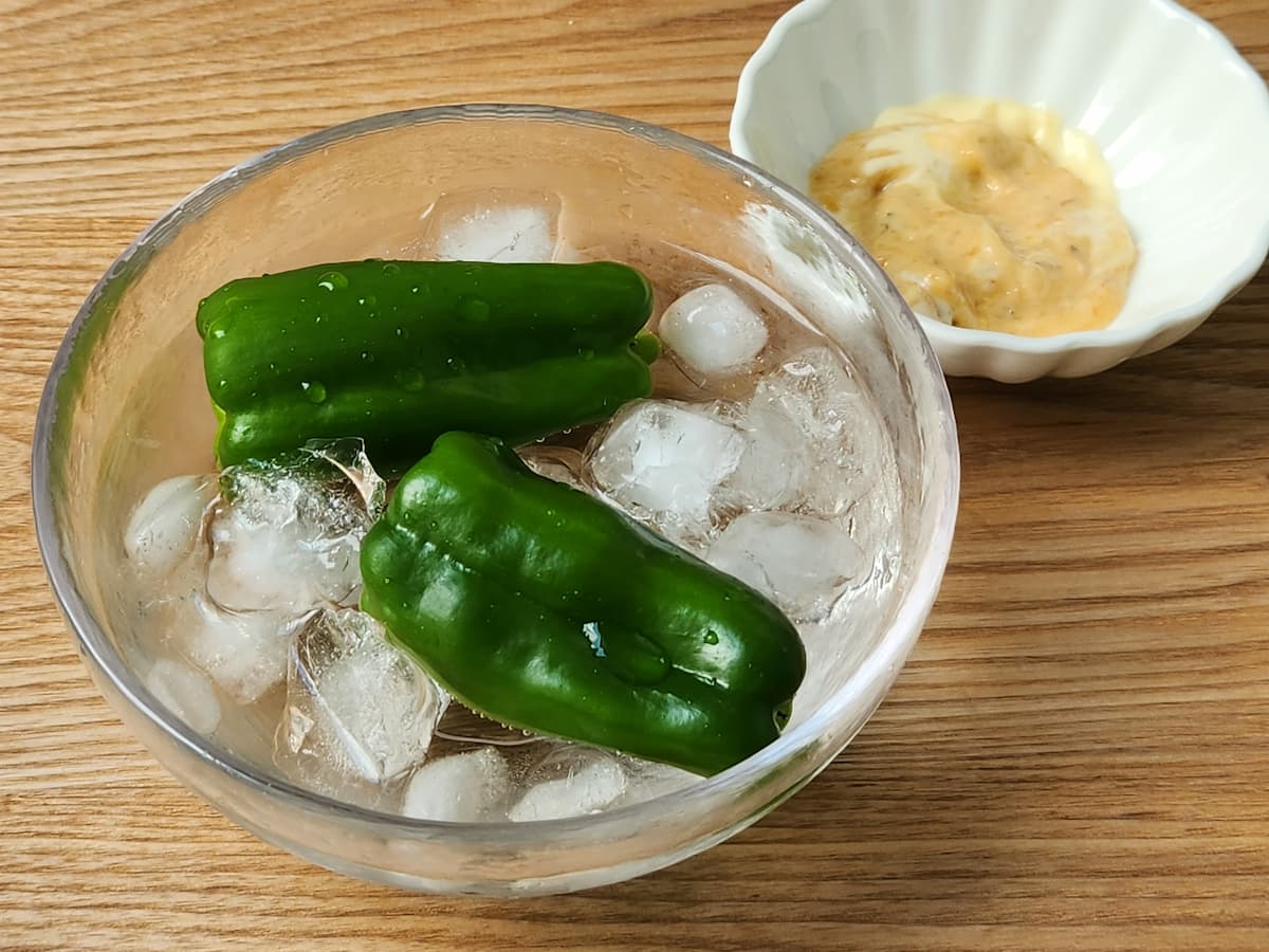 ピーマンを生で食べるのは危険？毒性の真相と苦味を劇的に抑える裏ワザ