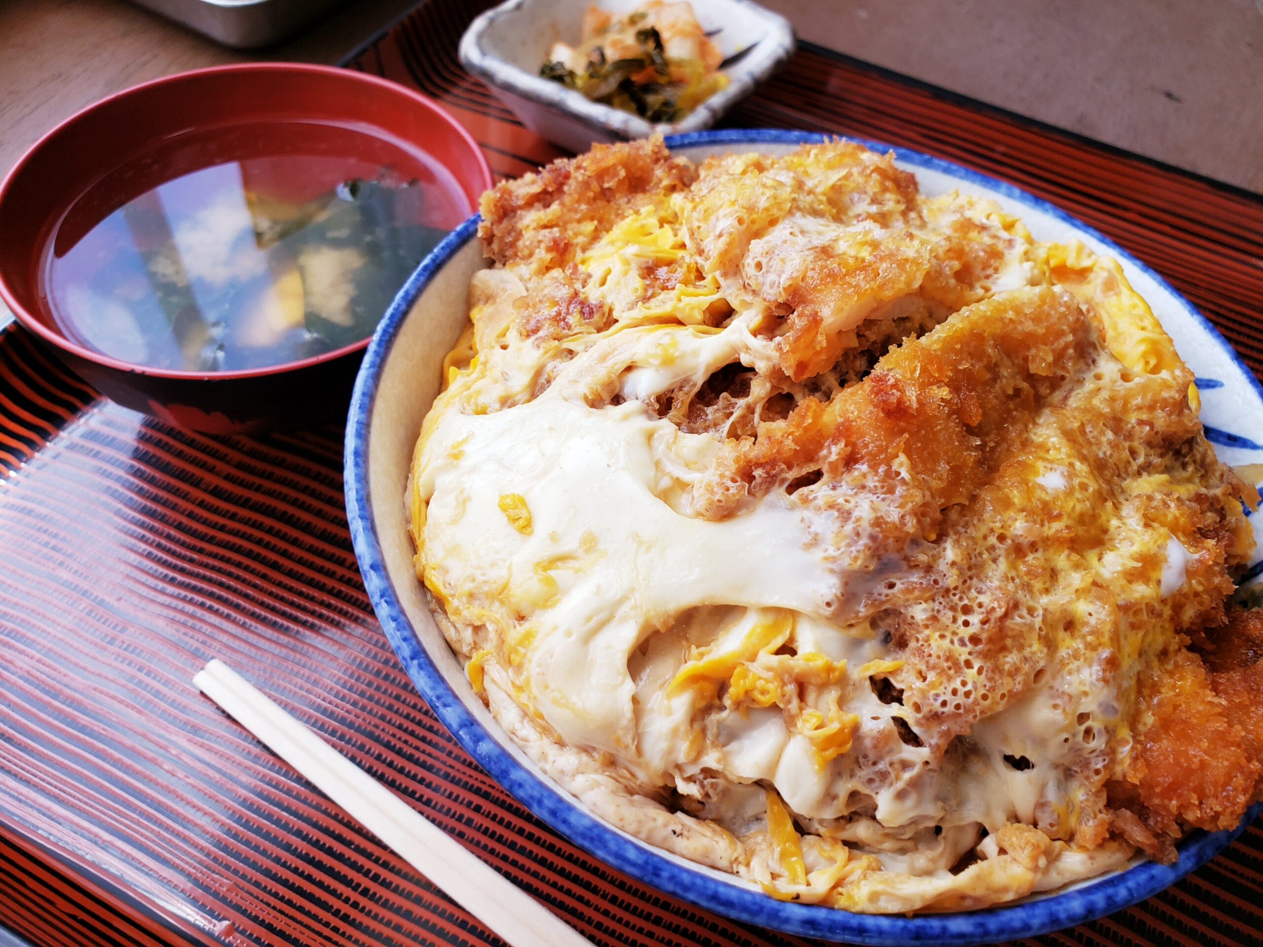なぜ松本の食堂に熱狂？昭和レトロな山賊焼きとデカ盛りの真相【2026】