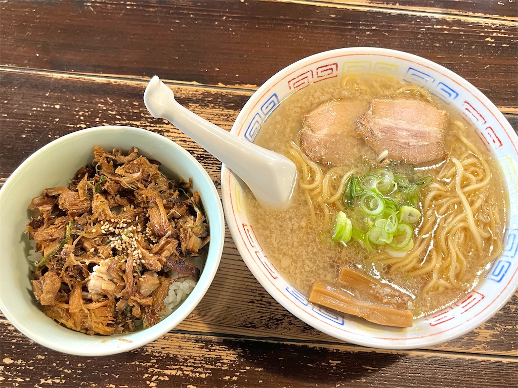 なぜ二丁目食堂は人を惹きつけるのか？絶品ラーメンと混雑回避術