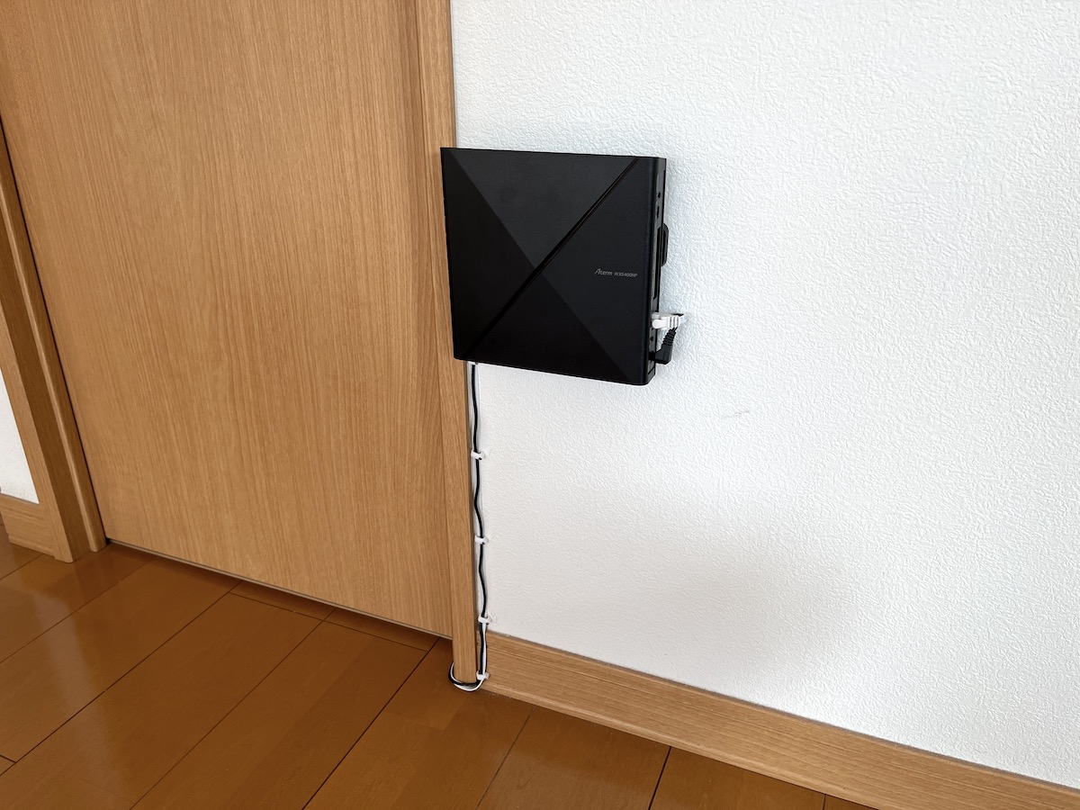 Wi-Fiルーターを壁際に置くと遅い理由とは？電波改善と賃貸壁掛け術