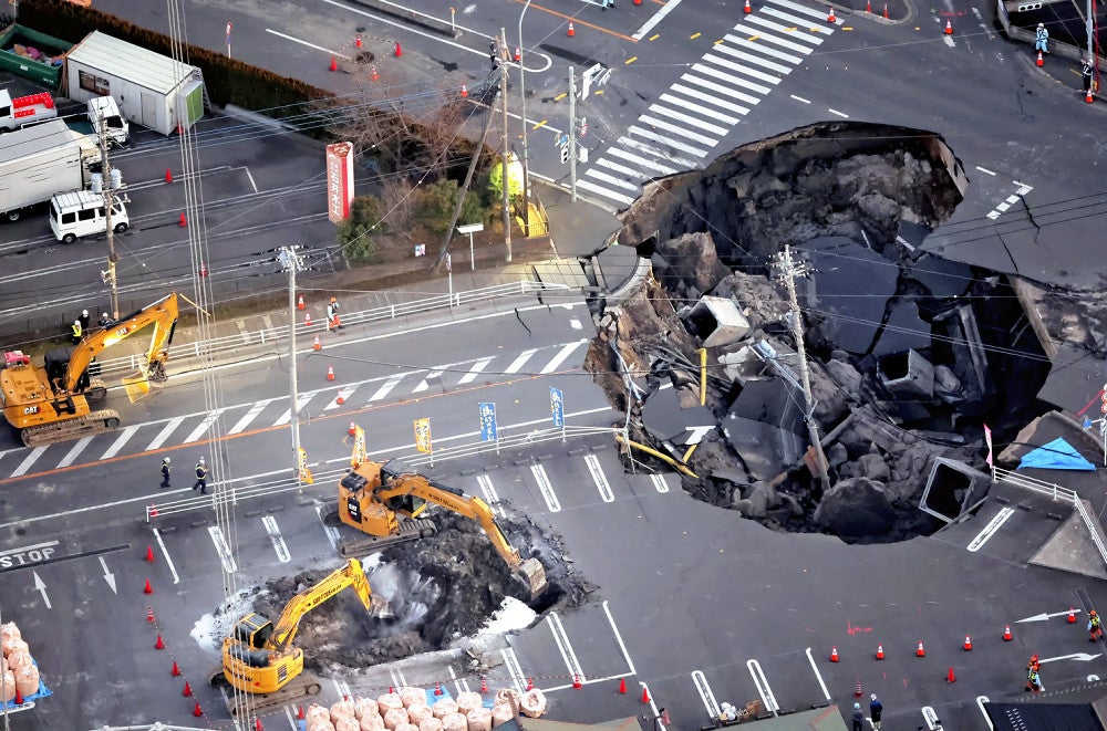 八潮市道路陥没でトラック運転手死亡の真相｜原因と責任の所在を追う