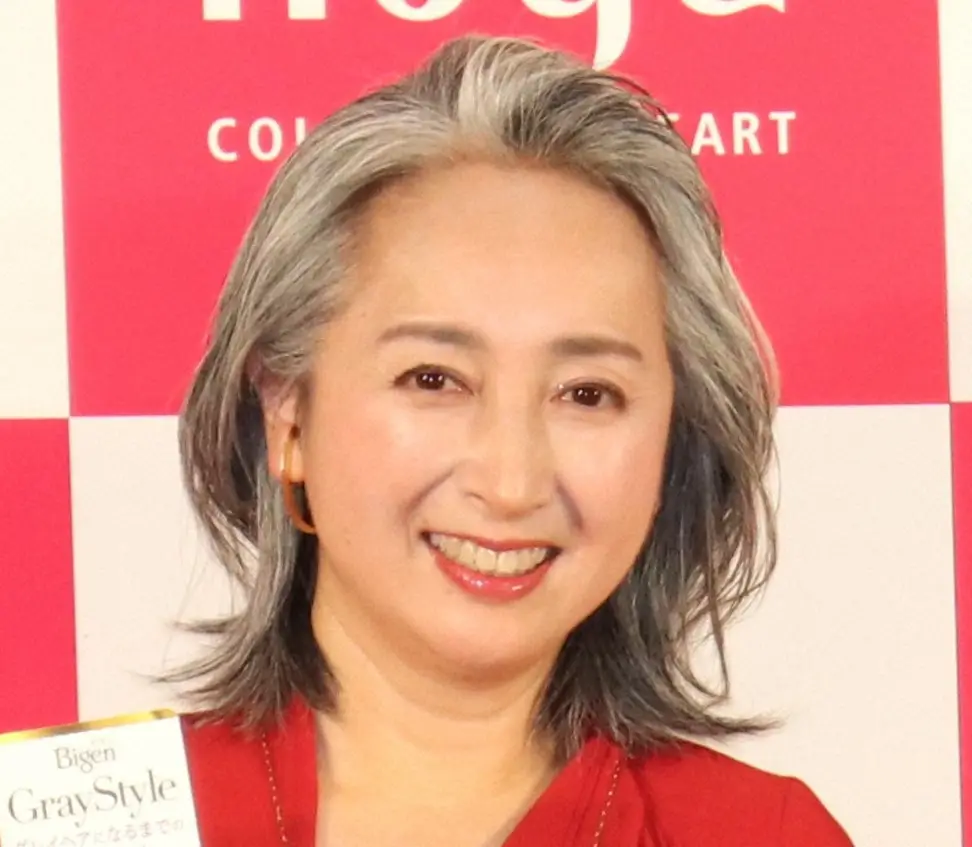 近藤サトの白髪は何歳から？グレイヘアの理由と現在の年齢を徹底解説
