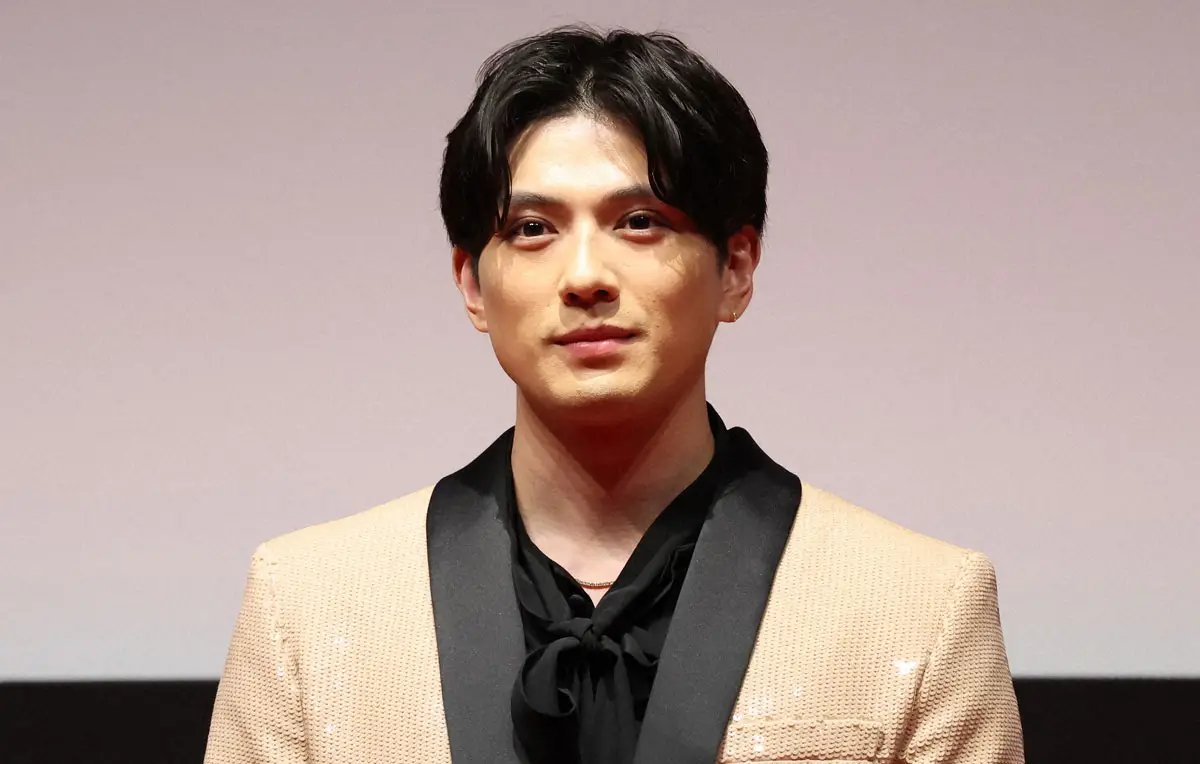 沖縄騒動から6年、ハリウッドスターと人気モデルの「交差点」——新田真剣佑と丹羽仁希の現在地