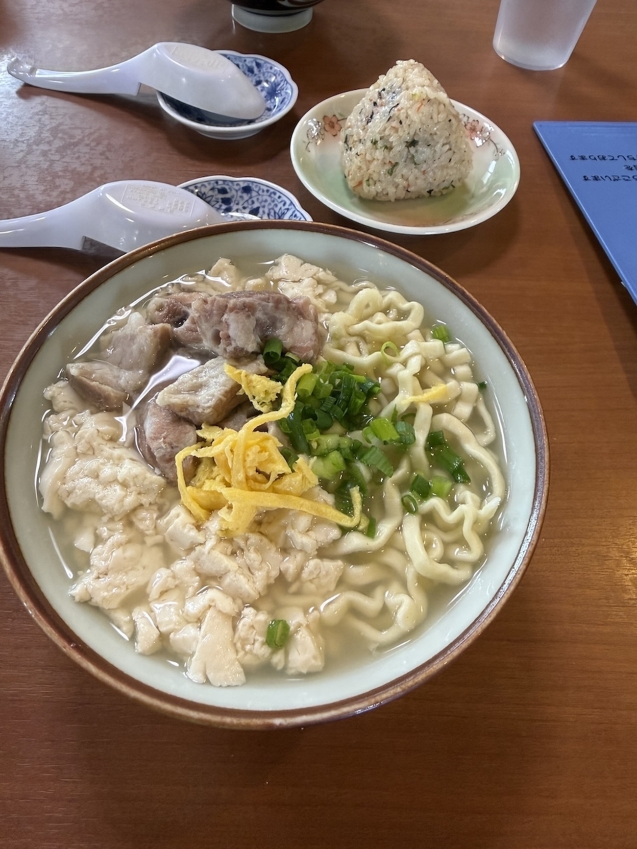 元祖「ゆし豆腐そば」の聖地・うるま市「高江洲そば」へ——なぜこの一杯は半世紀を超えて島人と旅人の胃袋を掴み続けるのか【2026年最新現地レポ】