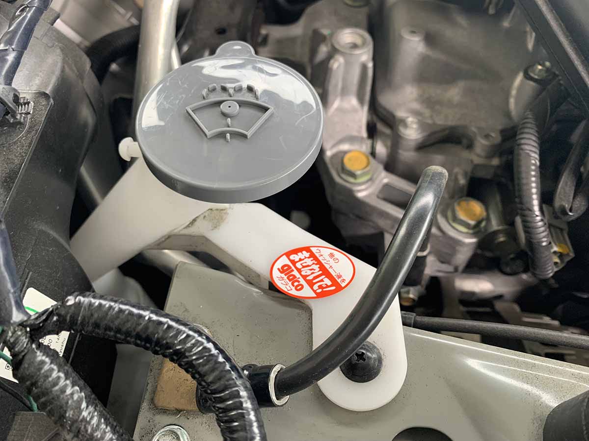 ウォッシャー液の正しい入れ方と補充手順｜水道水代用の罠や混ぜる危険をプロが徹底解説